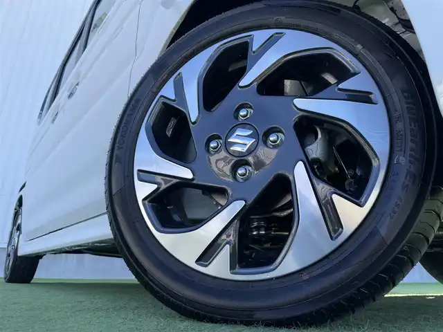 スズキ スペーシア カスタム HYBRID XS 香川県 2025(令7)年 0.1千km ピュアホワイトパール/ブラック2トーン 届出済未使用車/全方位モニター付きメモリーナビゲーション/　スズキコネクト対応通信機/→9インチHDディスプレイ/フルセグ/AM/FM/Bluetooth/→AppleCarPlay/AndroidAuto/USB/スズキセーフティサポート/・デュアルセンサーブレーキサポートII/・アダプティブクルーズコントロール（全車速追従機能付）/・標識認識機能/・車線逸脱抑制機能/・誤発進抑制機能(前後)/・後退時ブレーキサポート/・ふらつき警報機能/・横滑り防止装置/・ハイビームアシスト/LEDヘッドライト/ハーフレザーシート/前席シートヒーター/両側パワースライドドア/ヘッドアップディスプレイ/スリムサーキュレーター/革巻きステアリング/ステアリングリモコン/ステアリングヒーター/シートバックテーブル/リアサンシェード/純正15インチアルミ/スマートキー/プッシュスタート