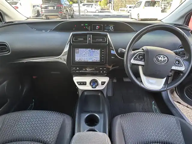 トヨタ プリウス S 愛知県 2016(平28)年 6.2万km スティールブロンドM ワンオーナー/純正7型ナビ【Bluetooth CD DVD SD フルセグ　品番：NSZT-W64】/バックカメラ/ビルトインETC/アダプティブクルーズコントロール/衝突軽減/レーンキープアシスト/ふらつき警報/車両接近通報装置/LEDヘッドライト/オートライト/オートマチックハイビーム/フォグランプ/オート電動格納ドアミラー/ステアリングリモコン/スマートキー【スペア1本】/純正フロアマット/純正アルミホイール/保証書/取説