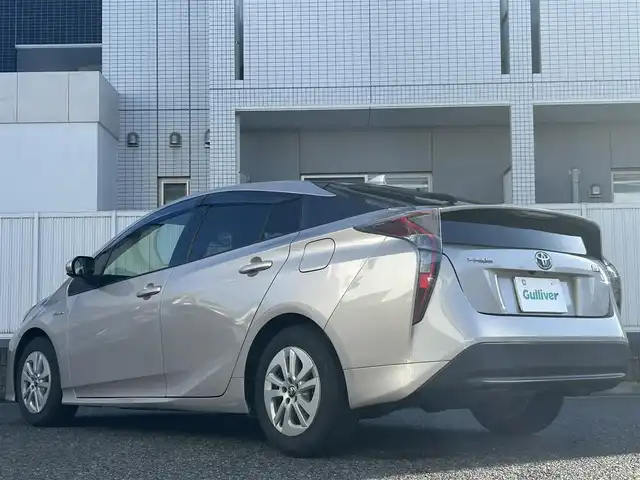 トヨタ プリウス S 愛知県 2016(平28)年 6.2万km スティールブロンドM ワンオーナー/純正7型ナビ【Bluetooth CD DVD SD フルセグ　品番：NSZT-W64】/バックカメラ/ビルトインETC/アダプティブクルーズコントロール/衝突軽減/レーンキープアシスト/ふらつき警報/車両接近通報装置/LEDヘッドライト/オートライト/オートマチックハイビーム/フォグランプ/オート電動格納ドアミラー/ステアリングリモコン/スマートキー【スペア1本】/純正フロアマット/純正アルミホイール/保証書/取説