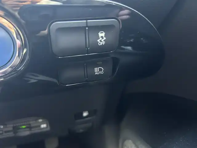 トヨタ プリウス S 愛知県 2016(平28)年 6.2万km スティールブロンドM ワンオーナー/純正7型ナビ【Bluetooth CD DVD SD フルセグ　品番：NSZT-W64】/バックカメラ/ビルトインETC/アダプティブクルーズコントロール/衝突軽減/レーンキープアシスト/ふらつき警報/車両接近通報装置/LEDヘッドライト/オートライト/オートマチックハイビーム/フォグランプ/オート電動格納ドアミラー/ステアリングリモコン/スマートキー【スペア1本】/純正フロアマット/純正アルミホイール/保証書/取説