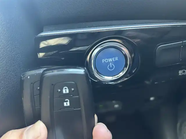 トヨタ プリウス S 愛知県 2016(平28)年 6.2万km スティールブロンドM ワンオーナー/純正7型ナビ【Bluetooth CD DVD SD フルセグ　品番：NSZT-W64】/バックカメラ/ビルトインETC/アダプティブクルーズコントロール/衝突軽減/レーンキープアシスト/ふらつき警報/車両接近通報装置/LEDヘッドライト/オートライト/オートマチックハイビーム/フォグランプ/オート電動格納ドアミラー/ステアリングリモコン/スマートキー【スペア1本】/純正フロアマット/純正アルミホイール/保証書/取説