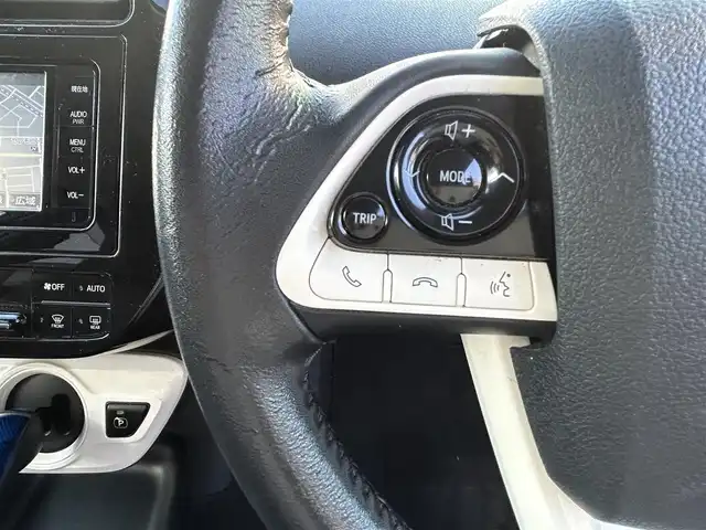 トヨタ プリウス S 愛知県 2016(平28)年 6.2万km スティールブロンドM ワンオーナー/純正7型ナビ【Bluetooth CD DVD SD フルセグ　品番：NSZT-W64】/バックカメラ/ビルトインETC/アダプティブクルーズコントロール/衝突軽減/レーンキープアシスト/ふらつき警報/車両接近通報装置/LEDヘッドライト/オートライト/オートマチックハイビーム/フォグランプ/オート電動格納ドアミラー/ステアリングリモコン/スマートキー【スペア1本】/純正フロアマット/純正アルミホイール/保証書/取説