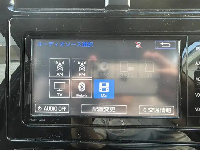 トヨタ プリウス S 愛知県 2016(平28)年 6.2万km スティールブロンドM ワンオーナー/純正7型ナビ【Bluetooth CD DVD SD フルセグ　品番：NSZT-W64】/バックカメラ/ビルトインETC/アダプティブクルーズコントロール/衝突軽減/レーンキープアシスト/ふらつき警報/車両接近通報装置/LEDヘッドライト/オートライト/オートマチックハイビーム/フォグランプ/オート電動格納ドアミラー/ステアリングリモコン/スマートキー【スペア1本】/純正フロアマット/純正アルミホイール/保証書/取説