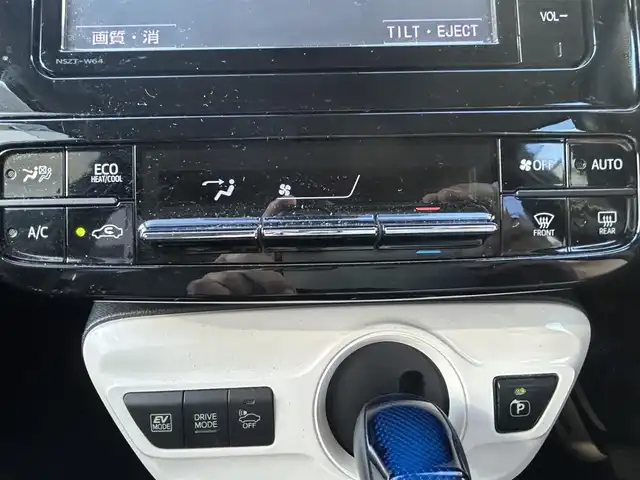 トヨタ プリウス S 愛知県 2016(平28)年 6.2万km スティールブロンドM ワンオーナー/純正7型ナビ【Bluetooth CD DVD SD フルセグ　品番：NSZT-W64】/バックカメラ/ビルトインETC/アダプティブクルーズコントロール/衝突軽減/レーンキープアシスト/ふらつき警報/車両接近通報装置/LEDヘッドライト/オートライト/オートマチックハイビーム/フォグランプ/オート電動格納ドアミラー/ステアリングリモコン/スマートキー【スペア1本】/純正フロアマット/純正アルミホイール/保証書/取説