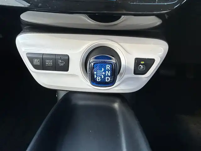 トヨタ プリウス S 愛知県 2016(平28)年 6.2万km スティールブロンドM ワンオーナー/純正7型ナビ【Bluetooth CD DVD SD フルセグ　品番：NSZT-W64】/バックカメラ/ビルトインETC/アダプティブクルーズコントロール/衝突軽減/レーンキープアシスト/ふらつき警報/車両接近通報装置/LEDヘッドライト/オートライト/オートマチックハイビーム/フォグランプ/オート電動格納ドアミラー/ステアリングリモコン/スマートキー【スペア1本】/純正フロアマット/純正アルミホイール/保証書/取説