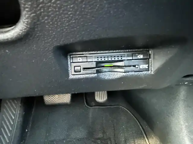 トヨタ プリウス S 愛知県 2016(平28)年 6.2万km スティールブロンドM ワンオーナー/純正7型ナビ【Bluetooth CD DVD SD フルセグ　品番：NSZT-W64】/バックカメラ/ビルトインETC/アダプティブクルーズコントロール/衝突軽減/レーンキープアシスト/ふらつき警報/車両接近通報装置/LEDヘッドライト/オートライト/オートマチックハイビーム/フォグランプ/オート電動格納ドアミラー/ステアリングリモコン/スマートキー【スペア1本】/純正フロアマット/純正アルミホイール/保証書/取説
