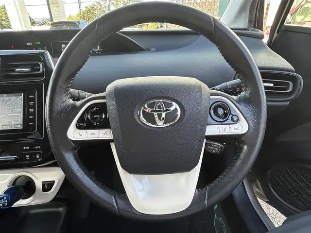 トヨタ プリウス S 愛知県 2016(平28)年 6.2万km スティールブロンドM ワンオーナー/純正7型ナビ【Bluetooth CD DVD SD フルセグ　品番：NSZT-W64】/バックカメラ/ビルトインETC/アダプティブクルーズコントロール/衝突軽減/レーンキープアシスト/ふらつき警報/車両接近通報装置/LEDヘッドライト/オートライト/オートマチックハイビーム/フォグランプ/オート電動格納ドアミラー/ステアリングリモコン/スマートキー【スペア1本】/純正フロアマット/純正アルミホイール/保証書/取説