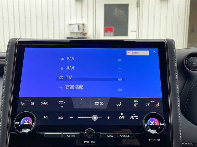 トヨタ アルファードハイブリット Z 道北・旭川 2025(令7)年 0.9万km プラチナホワイトパールマイカ /4WD//禁煙車//寒冷地仕様//左右独立ムーンルーフ//ユニバーサルステップ//純正ディスプレイオーディオプラス/　BT/TV/USB/HDMI//フリップダウンモニター//パノラミックビューモニター//両側パワースライドドア//BSM//LDA//RSA//レーダークルーズコントロール//オートマチックハイビーム//安心降車アシスト//リヤカメラディテクション//リヤクロストラフィックアラート//プロアクティブドライビングアシスト//電動サンシェード//ハンズフリー電動リアゲート//禁煙車//ハンドルヒーター//３眼LEDヘッドライト/フォグ//１・２列目パワーシート＆シートヒーター//オットマン//メモリーシート//ミラーヒーター//1500W充電//デジタルインナーミラー一体型純正ドライブレコーダー//保証書