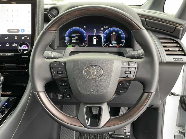 トヨタ アルファードハイブリット Z 道北・旭川 2025(令7)年 0.9万km プラチナホワイトパールマイカ /4WD//禁煙車//寒冷地仕様//左右独立ムーンルーフ//ユニバーサルステップ//純正ディスプレイオーディオプラス/　BT/TV/USB/HDMI//フリップダウンモニター//パノラミックビューモニター//両側パワースライドドア//BSM//LDA//RSA//レーダークルーズコントロール//オートマチックハイビーム//安心降車アシスト//リヤカメラディテクション//リヤクロストラフィックアラート//プロアクティブドライビングアシスト//電動サンシェード//ハンズフリー電動リアゲート//禁煙車//ハンドルヒーター//３眼LEDヘッドライト/フォグ//１・２列目パワーシート＆シートヒーター//オットマン//メモリーシート//ミラーヒーター//1500W充電//デジタルインナーミラー一体型純正ドライブレコーダー//保証書