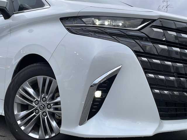 トヨタ アルファードハイブリット Z 道北・旭川 2025(令7)年 0.9万km プラチナホワイトパールマイカ /4WD//禁煙車//寒冷地仕様//左右独立ムーンルーフ//ユニバーサルステップ//純正ディスプレイオーディオプラス/　BT/TV/USB/HDMI//フリップダウンモニター//パノラミックビューモニター//両側パワースライドドア//BSM//LDA//RSA//レーダークルーズコントロール//オートマチックハイビーム//安心降車アシスト//リヤカメラディテクション//リヤクロストラフィックアラート//プロアクティブドライビングアシスト//電動サンシェード//ハンズフリー電動リアゲート//禁煙車//ハンドルヒーター//３眼LEDヘッドライト/フォグ//１・２列目パワーシート＆シートヒーター//オットマン//メモリーシート//ミラーヒーター//1500W充電//デジタルインナーミラー一体型純正ドライブレコーダー//保証書