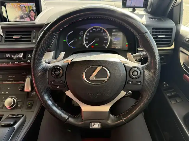 レクサス ＣＴ 200h Fスポーツ 京都府 2014(平26)年 12.6万km ブラック/ホワイトノーヴァガラスフレーク サンルーフ/純正マルチナビ、地デジ、Bluetooth/バックカメラ/赤革シート/前席シートヒーター/前席パワーシート/運転席メモリーシート/パドルシフト/USB端子/クルーズコントロール/LEDヘッドランプ/ステアリングスイッチ/保証書/取扱説明書