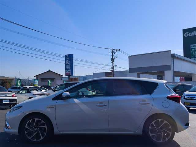 トヨタ オーリスハイブリッド Gパッケージ 熊本県 2016(平28)年 11.5万km ホワイトパールクリスタルシャイン パノラマルーフ/純正9インチナビ（NSZT-Y64T）/【フルセグTV/Bluetooth/CD/DVD】/バックカメラ/クルーズコントロール/プリクラッシュセーフティー/先行車発進お知らせ/レーンキープアシスト/オートLEDライト/ホワイトハーフレザーシート/前席シートヒーター/革巻きステアリング/ステアリングスイッチ/純正１７インチAW/ETC/純正フロアマット/横滑り防止装置/ABS/保証書/取扱説明書/スペアキー