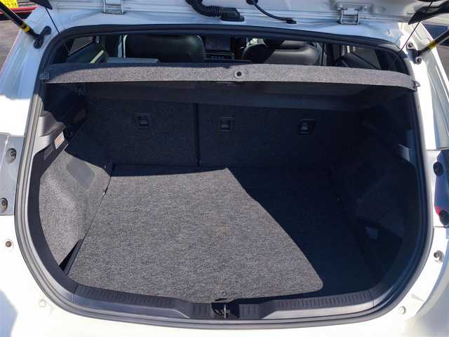 トヨタ オーリスハイブリッド Gパッケージ 熊本県 2016(平28)年 11.5万km ホワイトパールクリスタルシャイン パノラマルーフ/純正9インチナビ（NSZT-Y64T）/【フルセグTV/Bluetooth/CD/DVD】/バックカメラ/クルーズコントロール/プリクラッシュセーフティー/先行車発進お知らせ/レーンキープアシスト/オートLEDライト/ホワイトハーフレザーシート/前席シートヒーター/革巻きステアリング/ステアリングスイッチ/純正１７インチAW/ETC/純正フロアマット/横滑り防止装置/ABS/保証書/取扱説明書/スペアキー