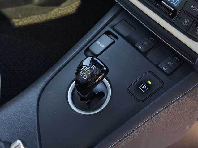 トヨタ オーリスハイブリッド Gパッケージ 熊本県 2016(平28)年 11.5万km ホワイトパールクリスタルシャイン パノラマルーフ/純正9インチナビ（NSZT-Y64T）/【フルセグTV/Bluetooth/CD/DVD】/バックカメラ/クルーズコントロール/プリクラッシュセーフティー/先行車発進お知らせ/レーンキープアシスト/オートLEDライト/ホワイトハーフレザーシート/前席シートヒーター/革巻きステアリング/ステアリングスイッチ/純正１７インチAW/ETC/純正フロアマット/横滑り防止装置/ABS/保証書/取扱説明書/スペアキー