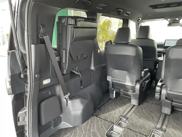 トヨタ ヴォクシー S－Z 滋賀県 2023(令5)年 1.8万km グリッターブラックガラスフレーク 両側パワースライドドア/純正10.5インチナビ/（AM/FM/CD/DVD/フルセグ/Bluetooth/USB）/バックカメラ/前後ドライブレコーダー/ビルトインETC2.0/トヨタセーフティセンス/・踏み間違い防止アシスト/・ブレーキアシスト/・プリクラッシュブレーキアシスト/・ヒルスタート（坂道発進）アシスト/・前方衝突防止支援システム/・TCS（トラクションコントロールシステム）/・VDC（ビークルダイナミクスコントロール）/・レーンキープアシスト/・車間自動制御システム/・ASCD（オートスピードコントロール装置）/・ABS（アンチロックブレーキシステム）/・バックビューモニター/・標識検知機能/電動格納ウインカーミラー/電子パーキング/ブレーキホールド/ステアリングスイッチ/革巻きステアリング/オートライト/オートハイビーム/LEDヘッドライト/フロントフォグ/フルオートエアコン/プッシュスタート/スマートキー/サンシェード/フロアマット