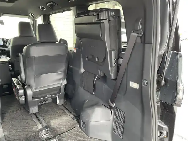 トヨタ ヴォクシー S－Z 滋賀県 2023(令5)年 1.8万km グリッターブラックガラスフレーク 両側パワースライドドア/純正10.5インチナビ/（AM/FM/CD/DVD/フルセグ/Bluetooth/USB）/バックカメラ/前後ドライブレコーダー/ビルトインETC2.0/トヨタセーフティセンス/・踏み間違い防止アシスト/・ブレーキアシスト/・プリクラッシュブレーキアシスト/・ヒルスタート（坂道発進）アシスト/・前方衝突防止支援システム/・TCS（トラクションコントロールシステム）/・VDC（ビークルダイナミクスコントロール）/・レーンキープアシスト/・車間自動制御システム/・ASCD（オートスピードコントロール装置）/・ABS（アンチロックブレーキシステム）/・バックビューモニター/・標識検知機能/電動格納ウインカーミラー/電子パーキング/ブレーキホールド/ステアリングスイッチ/革巻きステアリング/オートライト/オートハイビーム/LEDヘッドライト/フロントフォグ/フルオートエアコン/プッシュスタート/スマートキー/サンシェード/フロアマット