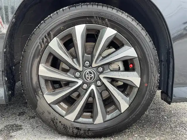 トヨタ ヴォクシー S－Z 滋賀県 2023(令5)年 1.8万km グリッターブラックガラスフレーク 両側パワースライドドア/純正10.5インチナビ/（AM/FM/CD/DVD/フルセグ/Bluetooth/USB）/バックカメラ/前後ドライブレコーダー/ビルトインETC2.0/トヨタセーフティセンス/・踏み間違い防止アシスト/・ブレーキアシスト/・プリクラッシュブレーキアシスト/・ヒルスタート（坂道発進）アシスト/・前方衝突防止支援システム/・TCS（トラクションコントロールシステム）/・VDC（ビークルダイナミクスコントロール）/・レーンキープアシスト/・車間自動制御システム/・ASCD（オートスピードコントロール装置）/・ABS（アンチロックブレーキシステム）/・バックビューモニター/・標識検知機能/電動格納ウインカーミラー/電子パーキング/ブレーキホールド/ステアリングスイッチ/革巻きステアリング/オートライト/オートハイビーム/LEDヘッドライト/フロントフォグ/フルオートエアコン/プッシュスタート/スマートキー/サンシェード/フロアマット