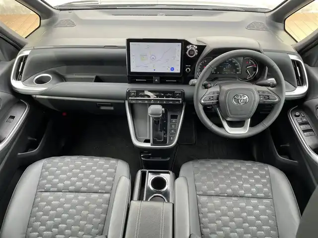 トヨタ ヴォクシー S－Z 滋賀県 2023(令5)年 1.8万km グリッターブラックガラスフレーク 両側パワースライドドア/純正10.5インチナビ/（AM/FM/CD/DVD/フルセグ/Bluetooth/USB）/バックカメラ/前後ドライブレコーダー/ビルトインETC2.0/トヨタセーフティセンス/・踏み間違い防止アシスト/・ブレーキアシスト/・プリクラッシュブレーキアシスト/・ヒルスタート（坂道発進）アシスト/・前方衝突防止支援システム/・TCS（トラクションコントロールシステム）/・VDC（ビークルダイナミクスコントロール）/・レーンキープアシスト/・車間自動制御システム/・ASCD（オートスピードコントロール装置）/・ABS（アンチロックブレーキシステム）/・バックビューモニター/・標識検知機能/電動格納ウインカーミラー/電子パーキング/ブレーキホールド/ステアリングスイッチ/革巻きステアリング/オートライト/オートハイビーム/LEDヘッドライト/フロントフォグ/フルオートエアコン/プッシュスタート/スマートキー/サンシェード/フロアマット