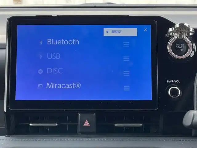 トヨタ ヴォクシー S－Z 滋賀県 2023(令5)年 1.8万km グリッターブラックガラスフレーク 両側パワースライドドア/純正10.5インチナビ/（AM/FM/CD/DVD/フルセグ/Bluetooth/USB）/バックカメラ/前後ドライブレコーダー/ビルトインETC2.0/トヨタセーフティセンス/・踏み間違い防止アシスト/・ブレーキアシスト/・プリクラッシュブレーキアシスト/・ヒルスタート（坂道発進）アシスト/・前方衝突防止支援システム/・TCS（トラクションコントロールシステム）/・VDC（ビークルダイナミクスコントロール）/・レーンキープアシスト/・車間自動制御システム/・ASCD（オートスピードコントロール装置）/・ABS（アンチロックブレーキシステム）/・バックビューモニター/・標識検知機能/電動格納ウインカーミラー/電子パーキング/ブレーキホールド/ステアリングスイッチ/革巻きステアリング/オートライト/オートハイビーム/LEDヘッドライト/フロントフォグ/フルオートエアコン/プッシュスタート/スマートキー/サンシェード/フロアマット