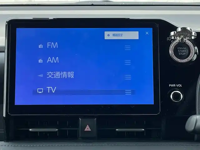 トヨタ ヴォクシー S－Z 滋賀県 2023(令5)年 1.8万km グリッターブラックガラスフレーク 両側パワースライドドア/純正10.5インチナビ/（AM/FM/CD/DVD/フルセグ/Bluetooth/USB）/バックカメラ/前後ドライブレコーダー/ビルトインETC2.0/トヨタセーフティセンス/・踏み間違い防止アシスト/・ブレーキアシスト/・プリクラッシュブレーキアシスト/・ヒルスタート（坂道発進）アシスト/・前方衝突防止支援システム/・TCS（トラクションコントロールシステム）/・VDC（ビークルダイナミクスコントロール）/・レーンキープアシスト/・車間自動制御システム/・ASCD（オートスピードコントロール装置）/・ABS（アンチロックブレーキシステム）/・バックビューモニター/・標識検知機能/電動格納ウインカーミラー/電子パーキング/ブレーキホールド/ステアリングスイッチ/革巻きステアリング/オートライト/オートハイビーム/LEDヘッドライト/フロントフォグ/フルオートエアコン/プッシュスタート/スマートキー/サンシェード/フロアマット