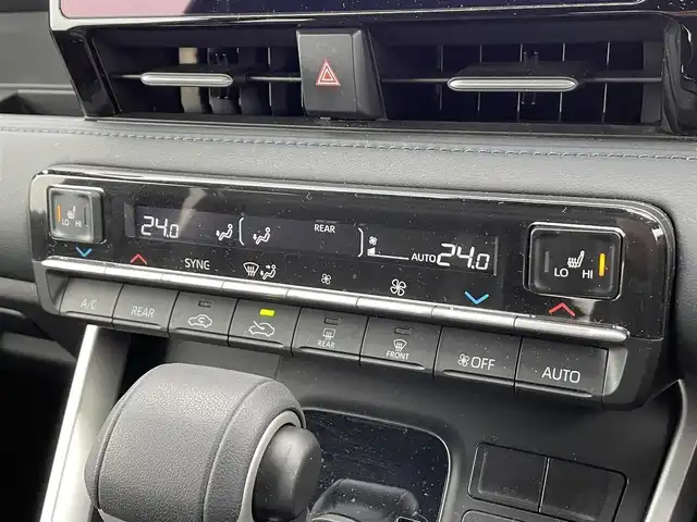 トヨタ ヴォクシー S－Z 滋賀県 2023(令5)年 1.8万km グリッターブラックガラスフレーク 両側パワースライドドア/純正10.5インチナビ/（AM/FM/CD/DVD/フルセグ/Bluetooth/USB）/バックカメラ/前後ドライブレコーダー/ビルトインETC2.0/トヨタセーフティセンス/・踏み間違い防止アシスト/・ブレーキアシスト/・プリクラッシュブレーキアシスト/・ヒルスタート（坂道発進）アシスト/・前方衝突防止支援システム/・TCS（トラクションコントロールシステム）/・VDC（ビークルダイナミクスコントロール）/・レーンキープアシスト/・車間自動制御システム/・ASCD（オートスピードコントロール装置）/・ABS（アンチロックブレーキシステム）/・バックビューモニター/・標識検知機能/電動格納ウインカーミラー/電子パーキング/ブレーキホールド/ステアリングスイッチ/革巻きステアリング/オートライト/オートハイビーム/LEDヘッドライト/フロントフォグ/フルオートエアコン/プッシュスタート/スマートキー/サンシェード/フロアマット