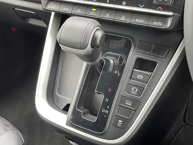 トヨタ ヴォクシー S－Z 滋賀県 2023(令5)年 1.8万km グリッターブラックガラスフレーク 両側パワースライドドア/純正10.5インチナビ/（AM/FM/CD/DVD/フルセグ/Bluetooth/USB）/バックカメラ/前後ドライブレコーダー/ビルトインETC2.0/トヨタセーフティセンス/・踏み間違い防止アシスト/・ブレーキアシスト/・プリクラッシュブレーキアシスト/・ヒルスタート（坂道発進）アシスト/・前方衝突防止支援システム/・TCS（トラクションコントロールシステム）/・VDC（ビークルダイナミクスコントロール）/・レーンキープアシスト/・車間自動制御システム/・ASCD（オートスピードコントロール装置）/・ABS（アンチロックブレーキシステム）/・バックビューモニター/・標識検知機能/電動格納ウインカーミラー/電子パーキング/ブレーキホールド/ステアリングスイッチ/革巻きステアリング/オートライト/オートハイビーム/LEDヘッドライト/フロントフォグ/フルオートエアコン/プッシュスタート/スマートキー/サンシェード/フロアマット