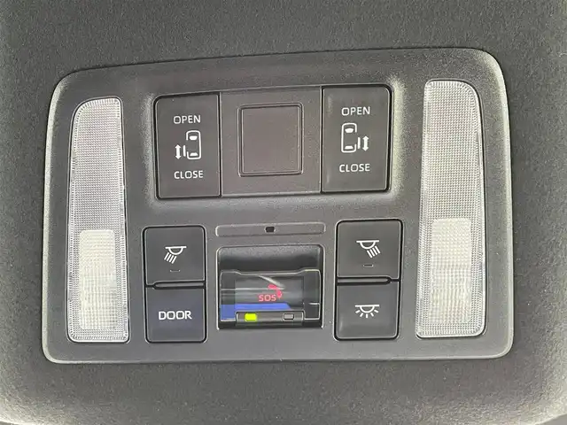 トヨタ ヴォクシー S－Z 滋賀県 2023(令5)年 1.8万km グリッターブラックガラスフレーク 両側パワースライドドア/純正10.5インチナビ/（AM/FM/CD/DVD/フルセグ/Bluetooth/USB）/バックカメラ/前後ドライブレコーダー/ビルトインETC2.0/トヨタセーフティセンス/・踏み間違い防止アシスト/・ブレーキアシスト/・プリクラッシュブレーキアシスト/・ヒルスタート（坂道発進）アシスト/・前方衝突防止支援システム/・TCS（トラクションコントロールシステム）/・VDC（ビークルダイナミクスコントロール）/・レーンキープアシスト/・車間自動制御システム/・ASCD（オートスピードコントロール装置）/・ABS（アンチロックブレーキシステム）/・バックビューモニター/・標識検知機能/電動格納ウインカーミラー/電子パーキング/ブレーキホールド/ステアリングスイッチ/革巻きステアリング/オートライト/オートハイビーム/LEDヘッドライト/フロントフォグ/フルオートエアコン/プッシュスタート/スマートキー/サンシェード/フロアマット