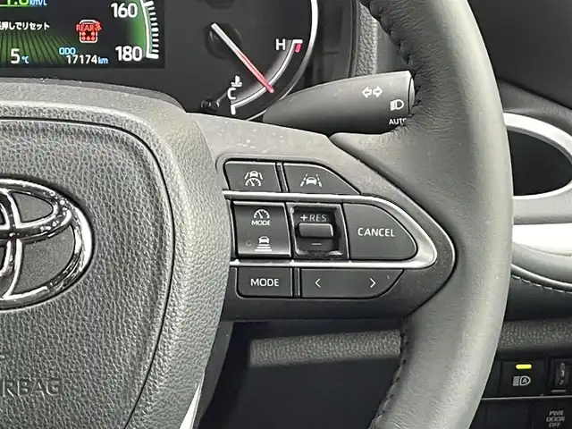 トヨタ ヴォクシー S－Z 滋賀県 2023(令5)年 1.8万km グリッターブラックガラスフレーク 両側パワースライドドア/純正10.5インチナビ/（AM/FM/CD/DVD/フルセグ/Bluetooth/USB）/バックカメラ/前後ドライブレコーダー/ビルトインETC2.0/トヨタセーフティセンス/・踏み間違い防止アシスト/・ブレーキアシスト/・プリクラッシュブレーキアシスト/・ヒルスタート（坂道発進）アシスト/・前方衝突防止支援システム/・TCS（トラクションコントロールシステム）/・VDC（ビークルダイナミクスコントロール）/・レーンキープアシスト/・車間自動制御システム/・ASCD（オートスピードコントロール装置）/・ABS（アンチロックブレーキシステム）/・バックビューモニター/・標識検知機能/電動格納ウインカーミラー/電子パーキング/ブレーキホールド/ステアリングスイッチ/革巻きステアリング/オートライト/オートハイビーム/LEDヘッドライト/フロントフォグ/フルオートエアコン/プッシュスタート/スマートキー/サンシェード/フロアマット