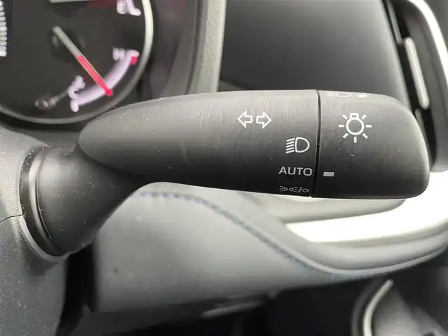 トヨタ ヴォクシー S－Z 滋賀県 2023(令5)年 1.8万km グリッターブラックガラスフレーク 両側パワースライドドア/純正10.5インチナビ/（AM/FM/CD/DVD/フルセグ/Bluetooth/USB）/バックカメラ/前後ドライブレコーダー/ビルトインETC2.0/トヨタセーフティセンス/・踏み間違い防止アシスト/・ブレーキアシスト/・プリクラッシュブレーキアシスト/・ヒルスタート（坂道発進）アシスト/・前方衝突防止支援システム/・TCS（トラクションコントロールシステム）/・VDC（ビークルダイナミクスコントロール）/・レーンキープアシスト/・車間自動制御システム/・ASCD（オートスピードコントロール装置）/・ABS（アンチロックブレーキシステム）/・バックビューモニター/・標識検知機能/電動格納ウインカーミラー/電子パーキング/ブレーキホールド/ステアリングスイッチ/革巻きステアリング/オートライト/オートハイビーム/LEDヘッドライト/フロントフォグ/フルオートエアコン/プッシュスタート/スマートキー/サンシェード/フロアマット