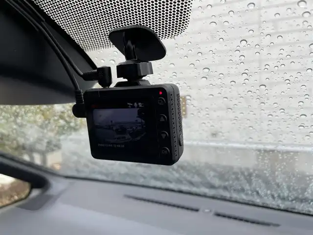 トヨタ ヴォクシー S－Z 滋賀県 2023(令5)年 1.8万km グリッターブラックガラスフレーク 両側パワースライドドア/純正10.5インチナビ/（AM/FM/CD/DVD/フルセグ/Bluetooth/USB）/バックカメラ/前後ドライブレコーダー/ビルトインETC2.0/トヨタセーフティセンス/・踏み間違い防止アシスト/・ブレーキアシスト/・プリクラッシュブレーキアシスト/・ヒルスタート（坂道発進）アシスト/・前方衝突防止支援システム/・TCS（トラクションコントロールシステム）/・VDC（ビークルダイナミクスコントロール）/・レーンキープアシスト/・車間自動制御システム/・ASCD（オートスピードコントロール装置）/・ABS（アンチロックブレーキシステム）/・バックビューモニター/・標識検知機能/電動格納ウインカーミラー/電子パーキング/ブレーキホールド/ステアリングスイッチ/革巻きステアリング/オートライト/オートハイビーム/LEDヘッドライト/フロントフォグ/フルオートエアコン/プッシュスタート/スマートキー/サンシェード/フロアマット