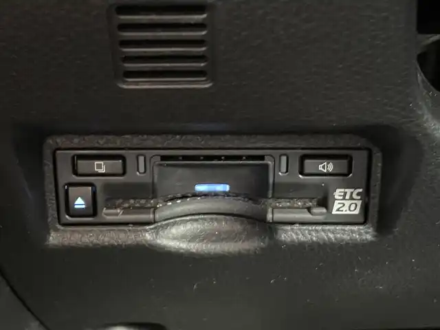 トヨタ ヴォクシー S－Z 滋賀県 2023(令5)年 1.8万km グリッターブラックガラスフレーク 両側パワースライドドア/純正10.5インチナビ/（AM/FM/CD/DVD/フルセグ/Bluetooth/USB）/バックカメラ/前後ドライブレコーダー/ビルトインETC2.0/トヨタセーフティセンス/・踏み間違い防止アシスト/・ブレーキアシスト/・プリクラッシュブレーキアシスト/・ヒルスタート（坂道発進）アシスト/・前方衝突防止支援システム/・TCS（トラクションコントロールシステム）/・VDC（ビークルダイナミクスコントロール）/・レーンキープアシスト/・車間自動制御システム/・ASCD（オートスピードコントロール装置）/・ABS（アンチロックブレーキシステム）/・バックビューモニター/・標識検知機能/電動格納ウインカーミラー/電子パーキング/ブレーキホールド/ステアリングスイッチ/革巻きステアリング/オートライト/オートハイビーム/LEDヘッドライト/フロントフォグ/フルオートエアコン/プッシュスタート/スマートキー/サンシェード/フロアマット