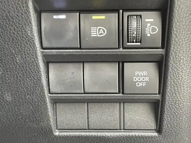 トヨタ ヴォクシー S－Z 滋賀県 2023(令5)年 1.8万km グリッターブラックガラスフレーク 両側パワースライドドア/純正10.5インチナビ/（AM/FM/CD/DVD/フルセグ/Bluetooth/USB）/バックカメラ/前後ドライブレコーダー/ビルトインETC2.0/トヨタセーフティセンス/・踏み間違い防止アシスト/・ブレーキアシスト/・プリクラッシュブレーキアシスト/・ヒルスタート（坂道発進）アシスト/・前方衝突防止支援システム/・TCS（トラクションコントロールシステム）/・VDC（ビークルダイナミクスコントロール）/・レーンキープアシスト/・車間自動制御システム/・ASCD（オートスピードコントロール装置）/・ABS（アンチロックブレーキシステム）/・バックビューモニター/・標識検知機能/電動格納ウインカーミラー/電子パーキング/ブレーキホールド/ステアリングスイッチ/革巻きステアリング/オートライト/オートハイビーム/LEDヘッドライト/フロントフォグ/フルオートエアコン/プッシュスタート/スマートキー/サンシェード/フロアマット