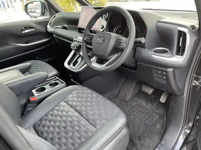 トヨタ ヴォクシー S－Z 滋賀県 2023(令5)年 1.8万km グリッターブラックガラスフレーク 両側パワースライドドア/純正10.5インチナビ/（AM/FM/CD/DVD/フルセグ/Bluetooth/USB）/バックカメラ/前後ドライブレコーダー/ビルトインETC2.0/トヨタセーフティセンス/・踏み間違い防止アシスト/・ブレーキアシスト/・プリクラッシュブレーキアシスト/・ヒルスタート（坂道発進）アシスト/・前方衝突防止支援システム/・TCS（トラクションコントロールシステム）/・VDC（ビークルダイナミクスコントロール）/・レーンキープアシスト/・車間自動制御システム/・ASCD（オートスピードコントロール装置）/・ABS（アンチロックブレーキシステム）/・バックビューモニター/・標識検知機能/電動格納ウインカーミラー/電子パーキング/ブレーキホールド/ステアリングスイッチ/革巻きステアリング/オートライト/オートハイビーム/LEDヘッドライト/フロントフォグ/フルオートエアコン/プッシュスタート/スマートキー/サンシェード/フロアマット