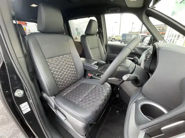 トヨタ ヴォクシー S－Z 滋賀県 2023(令5)年 1.8万km グリッターブラックガラスフレーク 両側パワースライドドア/純正10.5インチナビ/（AM/FM/CD/DVD/フルセグ/Bluetooth/USB）/バックカメラ/前後ドライブレコーダー/ビルトインETC2.0/トヨタセーフティセンス/・踏み間違い防止アシスト/・ブレーキアシスト/・プリクラッシュブレーキアシスト/・ヒルスタート（坂道発進）アシスト/・前方衝突防止支援システム/・TCS（トラクションコントロールシステム）/・VDC（ビークルダイナミクスコントロール）/・レーンキープアシスト/・車間自動制御システム/・ASCD（オートスピードコントロール装置）/・ABS（アンチロックブレーキシステム）/・バックビューモニター/・標識検知機能/電動格納ウインカーミラー/電子パーキング/ブレーキホールド/ステアリングスイッチ/革巻きステアリング/オートライト/オートハイビーム/LEDヘッドライト/フロントフォグ/フルオートエアコン/プッシュスタート/スマートキー/サンシェード/フロアマット