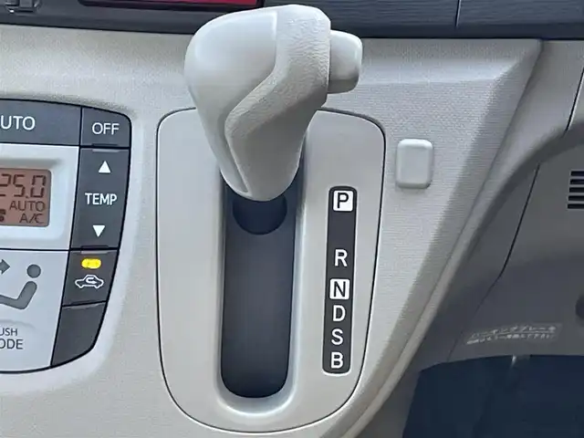 スバル ステラ L 栃木県 2012(平24)年 6万km ブライトシルバーメタリック 新車時保証書/取扱説明書/純正インテグレーテッドCDプレーヤー/　（CD/ラジオ/AUX)/ヘッドライトレベライザー/アイドリングストップ/純正フォグライト/エコモード/バニティミラー/純正フロアマット/純正ドアバイザー/タイヤサイズ　　155/65/R14