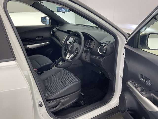 日産 キックス X ツートーンインテリアED 宮崎県 2021(令3)年 5.5万km ブリリアントホワイトパール/ピュアブラック 2トーン 禁煙車/純正9型SDナビ(MM320D-L)/フルセグTV/CD/DVD/Bluetooth/アラウンドビューモニター/プロパイロット/エマージェンシーブレーキ/コーナーセンサー/ブラインドスポット/スマートキー/ドラレコ/D/Nシートヒーター/ハンドルヒーター/デジタルインナーミラー/ステアリングスイッチ/プッシュスタート/電動格納ミラー/純正フロアマット/純正17インチアルミホイル/純正LEDオートライト/純正オートハイビーム/ETC