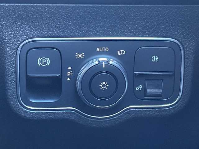 メルセデス・ベンツ Ｍ・ベンツ ＧＬＢ２００ｄ 4マチック AMGライン 長野県 2021(令3)年 1.3万km デジタルホワイト 禁煙車/4WD/サンルーフ/純正メモリナビ/Bluetooth/フルセグTV/全周囲カメラ/USB入力端子(タイプCもあり)/ハーフレザーシート/前席シートヒーター/前席メモリ付きパワーシート/電動リアゲート/ルーフレール/前後ドラレコ/純正AW19インチ/電動パーキングブレーキ/アイドリングストップ/衝突軽減ブレーキ/レーンキープアシスト/オートマチックハイビーム/LEDヘッドライト/トノカバー/パドルシフト/プッシュスタート/スマートキー/スペアキー