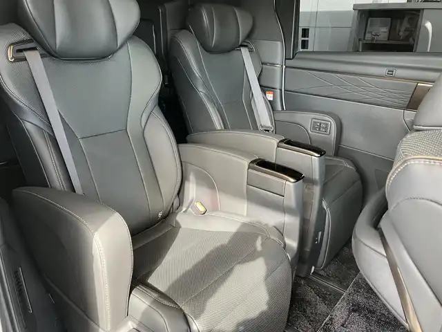 トヨタ アルファードハイブリット Z 広島県 2024(令6)年 0.3万km プラチナホワイトパールマイカ 法人ワンオーナー/モデリスタエアロ/黒革シート/左右独立ムーンルーフ/トヨタチームメイト/左右ユニバーサルステップ/デジタルインナーミラー/純正ナビ/パノラミックビューモニター/純正フリップダウンモニター/カラーヘッドアップディスプレイ/両側パワースライドドア/シートヒーター（全席）/パワーシート（前席・2列目）/ベンチレーションシート（前席）/セーフティセンス/レーダークルーズ/パドルシフト/置くだけ充電/フルセグ・Bluetooth/ブラインドスポットモニタリング/ビルトインETC2.0/電子取扱説明書/新車保証書/スペアキー