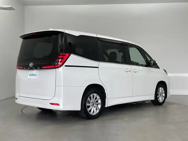 トヨタ ノア Z 埼玉県 2022(令4)年 1.4万km ホワイトパールクリスタルシャイン 10.5インチディスプレイオーディオＰlus/・コネクティッドナビ/・CD/DVD/フルセグTV/HDMI/Bluetooth/前席シートヒーター/アダプティブクルーズコントロール/両側パワースライドドア/ビルドインETC2.0/バックカメラ/トヨタセーフティセンス/・プリクラッシュセーフティ/・パーキングサポートブレーキ/・レーントレーシングアシスト/・オートマチックハイビーム/ＬＥＤヘッドライト/ハーフレザーシート/純正フロアマット/Bカメラ/ステアリングリモコン/レーンディパーチュアラート/標識認識機能/レーダークルーズコントロール