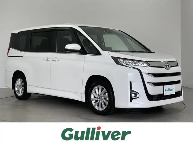 トヨタ ノア Z 埼玉県 2022(令4)年 1.4万km ホワイトパールクリスタルシャイン 10.5インチディスプレイオーディオＰlus/・コネクティッドナビ/・CD/DVD/フルセグTV/HDMI/Bluetooth/前席シートヒーター/アダプティブクルーズコントロール/両側パワースライドドア/ビルドインETC2.0/バックカメラ/トヨタセーフティセンス/・プリクラッシュセーフティ/・パーキングサポートブレーキ/・レーントレーシングアシスト/・オートマチックハイビーム/ＬＥＤヘッドライト/ハーフレザーシート/純正フロアマット/Bカメラ/ステアリングリモコン/レーンディパーチュアラート/標識認識機能/レーダークルーズコントロール