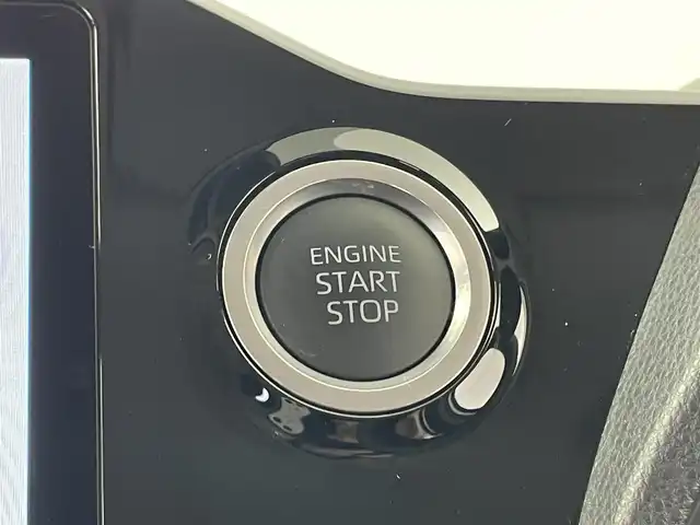 トヨタ ノア Z 埼玉県 2022(令4)年 1.4万km ホワイトパールクリスタルシャイン 10.5インチディスプレイオーディオＰlus/・コネクティッドナビ/・CD/DVD/フルセグTV/HDMI/Bluetooth/前席シートヒーター/アダプティブクルーズコントロール/両側パワースライドドア/ビルドインETC2.0/バックカメラ/トヨタセーフティセンス/・プリクラッシュセーフティ/・パーキングサポートブレーキ/・レーントレーシングアシスト/・オートマチックハイビーム/ＬＥＤヘッドライト/ハーフレザーシート/純正フロアマット/Bカメラ/ステアリングリモコン/レーンディパーチュアラート/標識認識機能/レーダークルーズコントロール