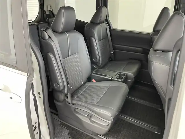 トヨタ ノア Z 埼玉県 2022(令4)年 1.4万km ホワイトパールクリスタルシャイン 10.5インチディスプレイオーディオＰlus/・コネクティッドナビ/・CD/DVD/フルセグTV/HDMI/Bluetooth/前席シートヒーター/アダプティブクルーズコントロール/両側パワースライドドア/ビルドインETC2.0/バックカメラ/トヨタセーフティセンス/・プリクラッシュセーフティ/・パーキングサポートブレーキ/・レーントレーシングアシスト/・オートマチックハイビーム/ＬＥＤヘッドライト/ハーフレザーシート/純正フロアマット/Bカメラ/ステアリングリモコン/レーンディパーチュアラート/標識認識機能/レーダークルーズコントロール