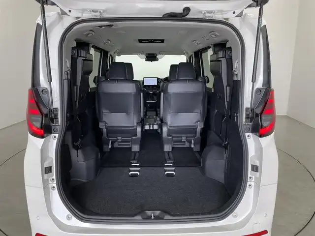 トヨタ ノア Z 埼玉県 2022(令4)年 1.4万km ホワイトパールクリスタルシャイン 10.5インチディスプレイオーディオＰlus/・コネクティッドナビ/・CD/DVD/フルセグTV/HDMI/Bluetooth/前席シートヒーター/アダプティブクルーズコントロール/両側パワースライドドア/ビルドインETC2.0/バックカメラ/トヨタセーフティセンス/・プリクラッシュセーフティ/・パーキングサポートブレーキ/・レーントレーシングアシスト/・オートマチックハイビーム/ＬＥＤヘッドライト/ハーフレザーシート/純正フロアマット/Bカメラ/ステアリングリモコン/レーンディパーチュアラート/標識認識機能/レーダークルーズコントロール