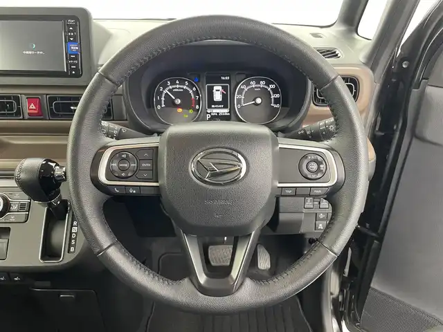 ダイハツ ムーヴ キャンバス セオリー G ターボ 千葉県 2022(令4)年 1.6万km ブラックマイカメタリック ナビNMZK-W72W　バックカメラ　衝突軽減ブレーキ　ＥＴＣ　両側パワースライドドア　シートヒーター　　クルコン　ホッとカップホルダー　タッチ＆ゴーロック機能　ＬＥＤ　オートライト　　ターボ/純正ナビ（NMZK-W72D)/CD/DVD/フルセグTV/Bluetooth/USB/SD/AM/FM/バックカメラ /スマートアシスト/・衝突回避支援ブレーキ/・衝突警報機能/・ブレーキ制御付誤発進抑制機能/・車線逸脱抑制制御/警報機能/・路側逸脱警報機能/・ふらつき警報/・先行車発進お知らせ機能/・標識認識機能/・オートハイビーム/・アダブティブドライビングビーム/・サイドビューランプ/クルーズコントロール/コーナーセンサー/ホッとカップホルダー/両側パワースライドドア /タッチ&ゴーロック機能/シートヒーター /革巻きステアリング/ステアリングリモコン/ステアリングチルド機構/純正フロアマット/LEDフォグ（メッキガーニッシュ付）/ドアアウターハンドル（メッキ）/メッキ調ピンストライプ/メッキサイドガーニッシュ/メッキリアバンパーモール