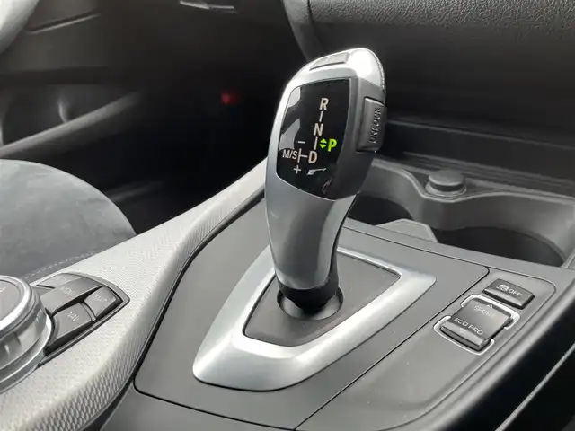 ＢＭＷ １１８ｉ Mスポーツパッケージ 滋賀県 2016(平28)年 4.9万km 白 禁煙車/純正ナビ/（CD/DVD/Bluetooth/USB/AUX)/バックカメラ/サンルーフ/ミラー一体型ETC/衝突被害軽減ブレーキ/レーンキープアシスト/クルーズコントロール/LEDヘッドライト/オートライト/アイドリングストップ/リアソナー/純正18インチアルミホイール/MTモード付AT車/電動格納ミラー/プッシュスタート/スマートキー