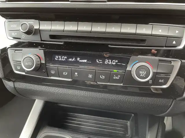 ＢＭＷ １１８ｉ Mスポーツパッケージ 滋賀県 2016(平28)年 4.9万km 白 禁煙車/純正ナビ/（CD/DVD/Bluetooth/USB/AUX)/バックカメラ/サンルーフ/ミラー一体型ETC/衝突被害軽減ブレーキ/レーンキープアシスト/クルーズコントロール/LEDヘッドライト/オートライト/アイドリングストップ/リアソナー/純正18インチアルミホイール/MTモード付AT車/電動格納ミラー/プッシュスタート/スマートキー