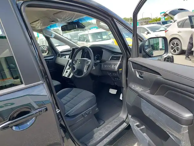 三菱 デリカＤ：５ シャモニー 東京都 2025(令7)年 0.1千km 黒Ⅱ 登録済み未使用車/4WD/オリジナルナビ取付パッケージ＋リアモニター取付パッケージ/マルチアラウンドモニター/e-Assist/レーダークルーズコントロール/レーンキープアシスト/LEDオートマチックハイビーム/革巻きステアリング/ステアリングリモコン/ステアリングヒーター/パドルシフト/両側パワースライドドア/電動リアゲート/電子制御パーキングブレーキ/ブレーキホールド/ハーフレザーシート/運転席パワーシート/前席シートヒーター