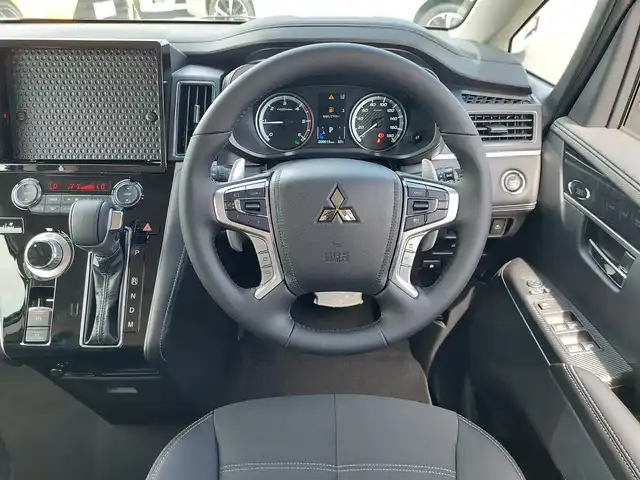 三菱 デリカＤ：５ シャモニー 東京都 2025(令7)年 0.1千km 黒Ⅱ 登録済み未使用車/4WD/オリジナルナビ取付パッケージ＋リアモニター取付パッケージ/マルチアラウンドモニター/e-Assist/レーダークルーズコントロール/レーンキープアシスト/LEDオートマチックハイビーム/革巻きステアリング/ステアリングリモコン/ステアリングヒーター/パドルシフト/両側パワースライドドア/電動リアゲート/電子制御パーキングブレーキ/ブレーキホールド/ハーフレザーシート/運転席パワーシート/前席シートヒーター
