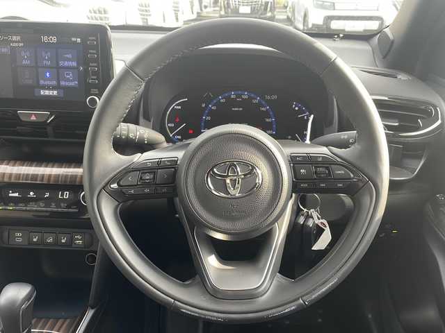 トヨタ ヤリスクロス ハイブリッド Z 千葉県 2023(令5)年 1.8万km ブラックマイカ グレイッシュブルー 2トーン 4WD ナビ 全方位カメラ HUD AC100V シートヒーター タイプC USB PCS レーダークルーズ パワーシート ステアヒーター ETC 木目調パネル ヒルディセントコントロール LED