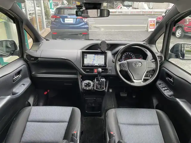 トヨタ ヴォクシー ZS 煌Ⅱ 東京都 2016(平28)年 6.6万km ブラック 純正SDナビ/　フルセグTV/DVD/CD/Bluetooth/バックカメラ/純正フリップダウンモニター/両側パワースライドドア/プリクラッシュセーフティ/レーンキープアシスト/前後ドライブレコーダー/ビルトインETC2.0/コーナーセンサー/LEDヘッドライト/フォグランプ/オートライト/オートハイビーム/アイドリングストップ/純正16インチアルミホイール/プッシュスタート/スマートキー/電動格納ミラー/ウインカーミラー/横すべり防止/フロアマット/ドアバイザー